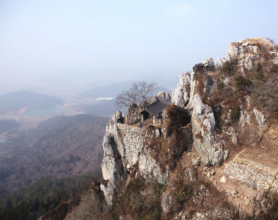 지난 10일 전남 해남 달마산 도솔암. 완도에서 온 김종배씨가 도솔암에 올라 담장 밖을 내려다보고 있다. 김선식 기자