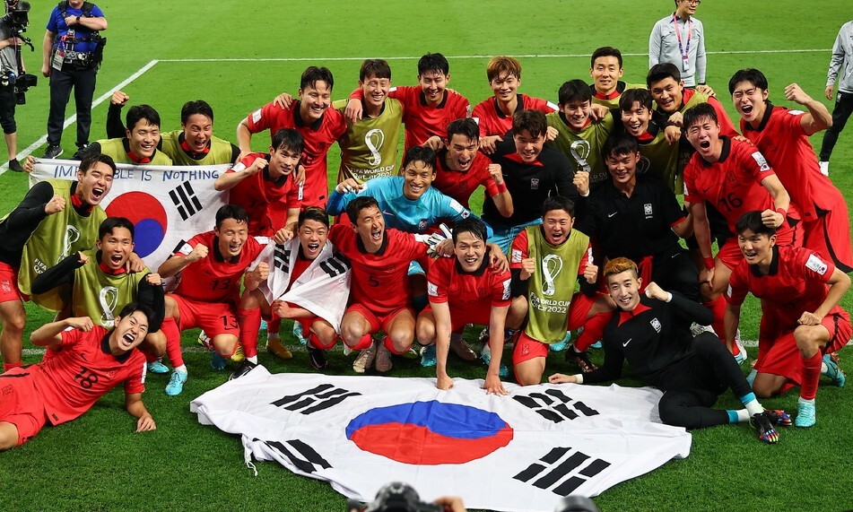 한국 축구 대표팀이 3일(한국시각) 카타르 알라이얀에서 열린 2022 카타르월드컵 조별리그 H조 3차전 포르투갈과 경기에서 승리하고 16강 진출에 성공한 뒤 기념 사진을 찍고 있다. 알라이얀/김혜윤 기자 unique@hani.co.kr