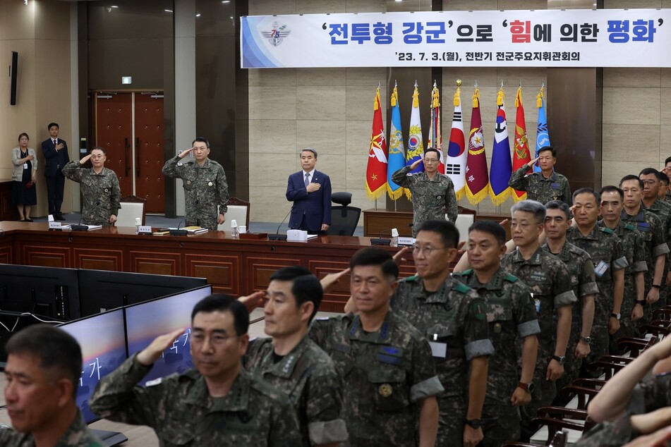 지난 7월3일 오전 서울 국방부 대회의실에서 국방부,&nbsp; 합참, 각 군 및 기관의 주요직위자들이 참석한 가운데 열린 2023년 전반기 전군주요지휘관회의 국민의례 모습. 국방부 제공