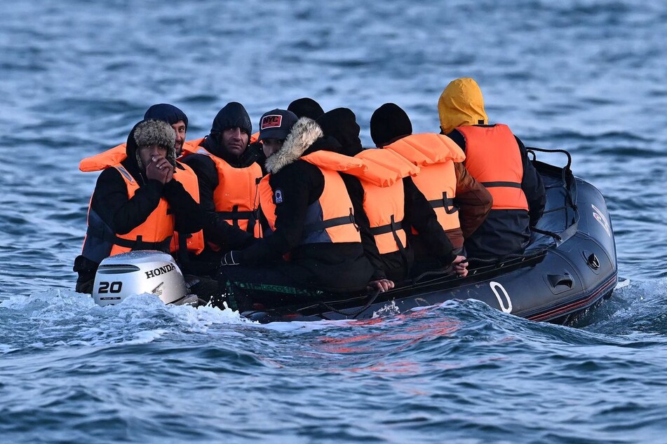 영국으로 가려는 이주자들이 작은 고무보트를 타고 영불해협을 건너고 있다. AFP 연합뉴스