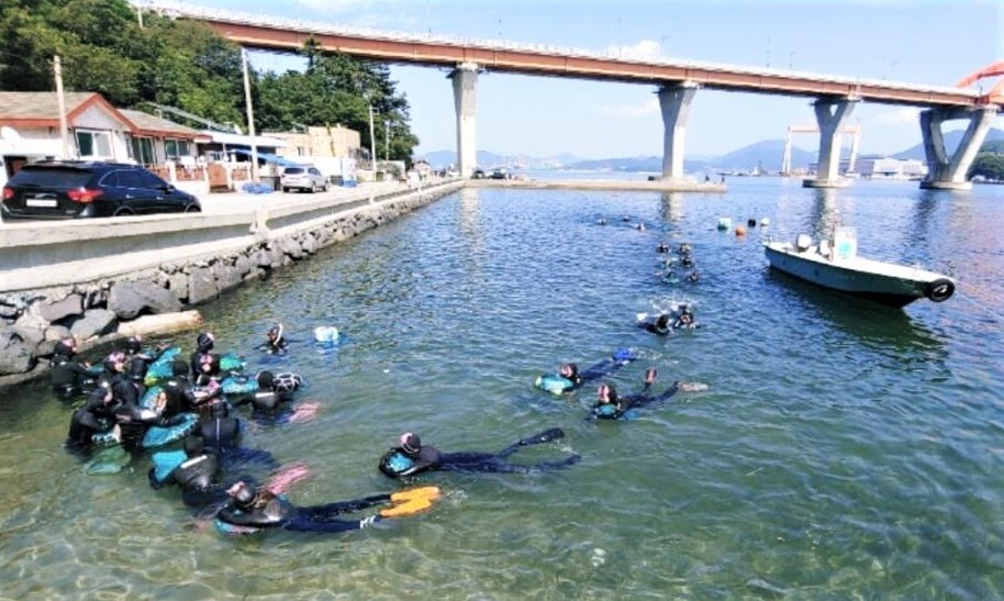 거제 해녀학교 수업 모습. 신호진씨는 지난해 경남 거제에서 한달살기를 하며 해녀학교와 인연을 맺어 해녀 관련 새 일자리를 구하고, 지난해 9월 말 거제로 이사했다. 신호진씨 블로그 사진 갈무리