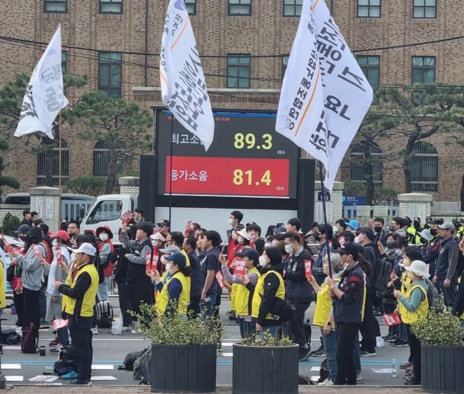 25일 오후 서울 종로구 서울대 어린이병원 인근에 집회‧시위 소음을 측정할 수 있는 전광판 차량이 서 있다. 경찰청 제공