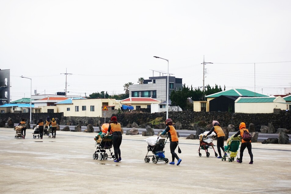 해녀들의 고령화와 장시간 물질 등으로 안전사고가 잇따르자 제주도 소방안전본부가 ‘해녀 조업 중 안전사고 주의보’를 내렸다. 해녀들이 작업을 마치고 이동하고 있다. 허호준 기자