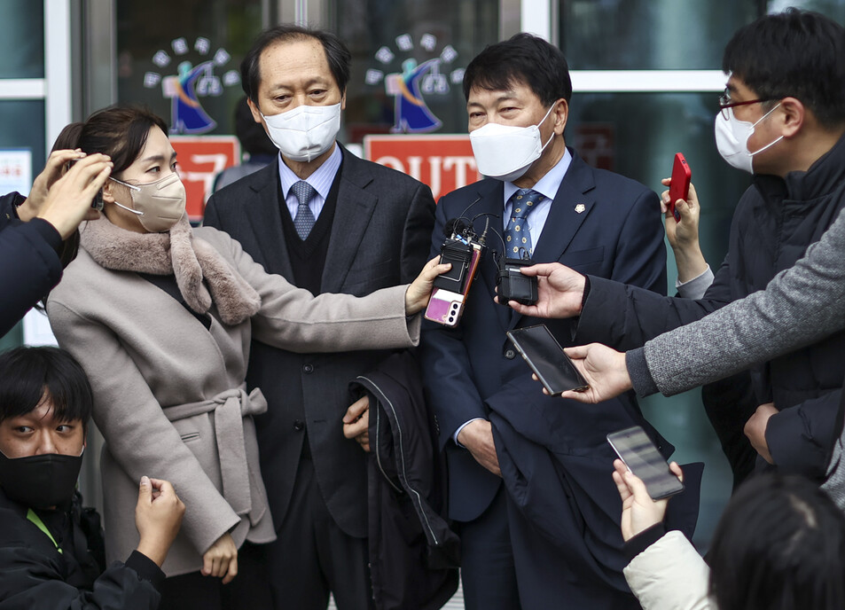 국민의힘 윤석열 대선 후보가 검찰총장 재직 당시 법무부로부터 받은 직무집행 정지 처분을 둘러싼 행정소송의 1심 선고일인 10일 오후 서초구 서울행정법원 앞에서 윤 전 총장의 법률대리인인 이완규(왼쪽), 손경식 변호사가 재판이 끝난 후 취재진 질문에 답하고 있다. 연합뉴스
