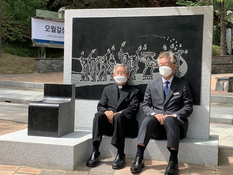 14일 오후 경기도청 앞에서 열린 오월걸상 제막식에서 오월걸상위원회 공동대표인 김희중 대주교와 이재명 경기도지사(왼쪽)가 걸상에 앉아 있다. 오월걸상은 1980년 5·18 정신을 계승하고 오월 정신의 전국화와 현재화를 위해 세우는 조형물로 전국에서는 5번째이며 전국 지방자치단체 중에서는 처음이다.