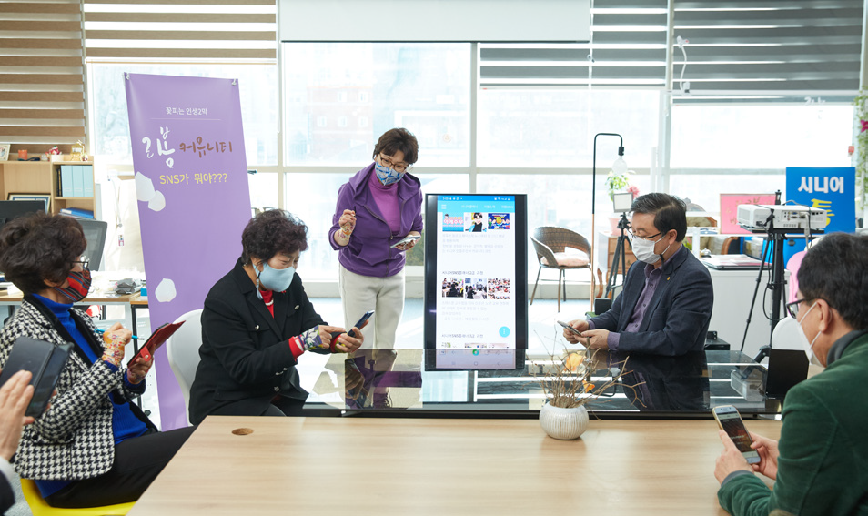 커뮤니티에 하나, 둘 업로드한 게시물에서 시작해 전국 시니어들의 스마트한 삶을 위한 교육과 사회공헌 활동을 책임지는 시니어플래너 양성소가 된 ‘리봄교육(www.seniorplanner.co.kr)’. 사진 제공 조연미