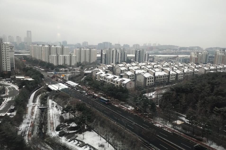 3일 오전 경기도 수원시 영통구 이의동에 첫눈이 쌓여있다. 연합뉴스