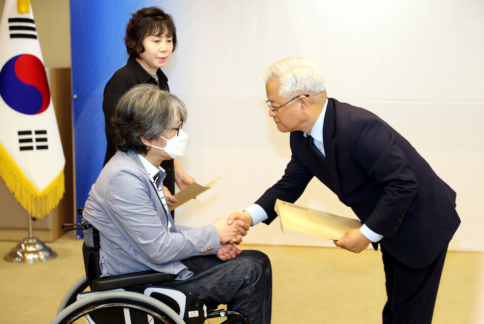 7일 광주광역시청에서 열린 ‘5·18 진상조사 신청 및 제보 내용 이관식’에서 송선태 5·18 민주화운동 진상규명조사위원회 위원장이 5·18 희생자 유가족으로부터 진상규명 신청서를 받고 있다. 5·18조사위 제공