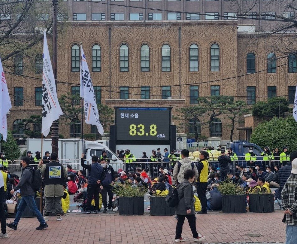 25일 오후 서울 종로구 서울대 어린이병원 인근에 집회‧시위 소음을 측정할 수 있는 전광판 차량이 서 있다. 경찰청 제공