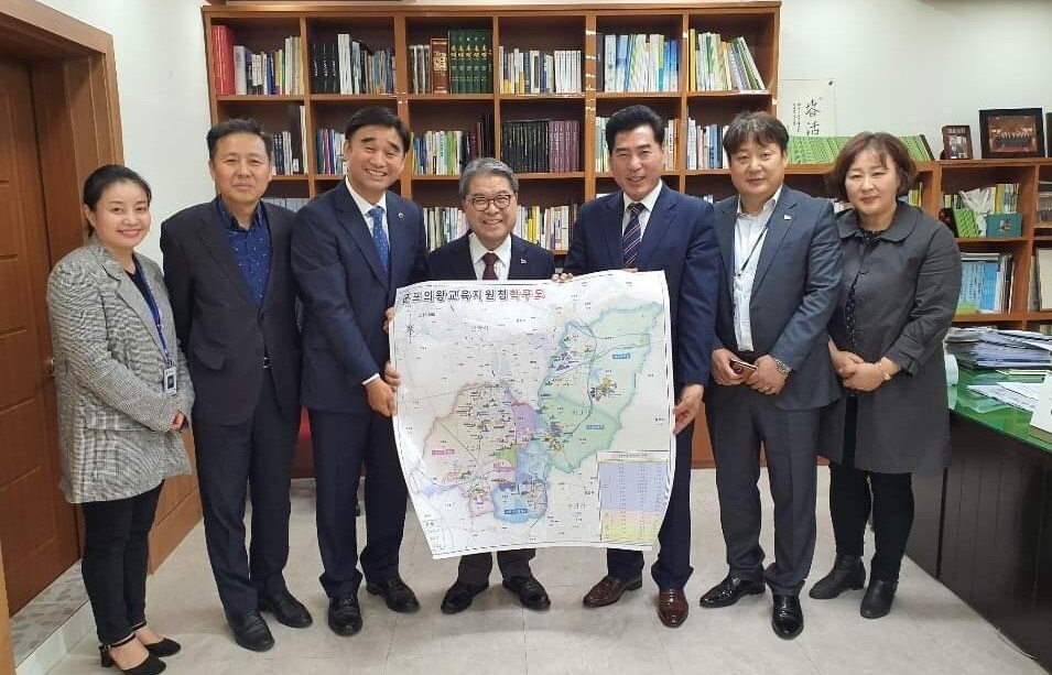 지난달 31일 이재정 경기도교육감(가운데)과 김상돈 의왕시장(오른쪽 셋째) 등이 경기도교육청에서 내손동 학교 설립 문제를 협의하고 있다. 김상돈 의왕시장 페이스북