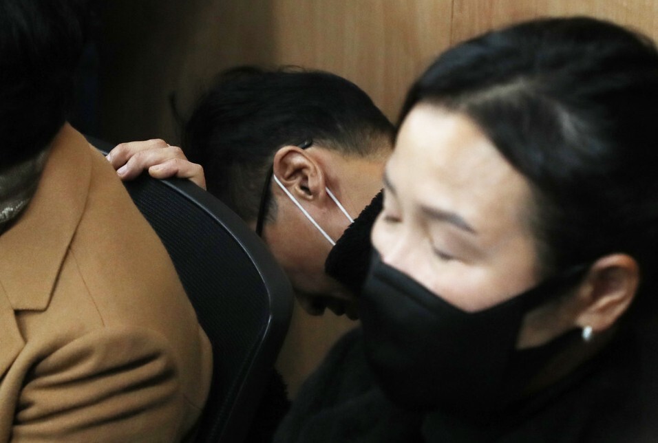 이태원 참사 유가족들이 22일 오전 서울 서초구 민변 대회의실에서 열린 입장발표 기자회견 중 눈물을 흘리고 있다. 공동취재사진