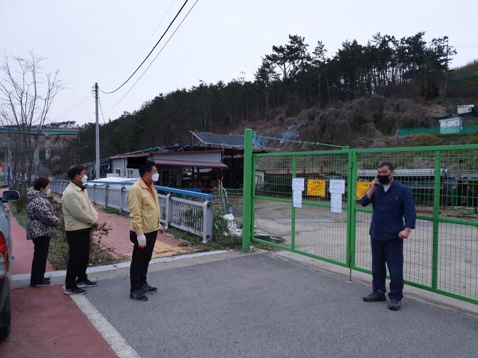 오규석 부산 기장군수 등이 확진환자가 다녀간 사업장과 주변 마을을 방역하고 있다. 기장군 제공