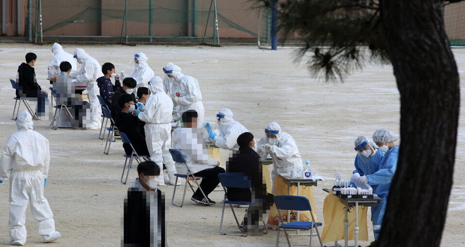 30일 오후 광주 광산구의 한 중학교에 설치된 선별진료소에서 학생들이 코로나19 검사를 받고 있다. 연합뉴스