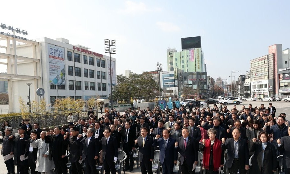 지난해 3월7일 광주광역시 동구 금남로 옛 전남도청 앞 5·18민주광장에서 39주년 5·18민중항쟁기념행사위원회가 출범식을 열고 ‘임을 위한 행진곡'을 부르고 있다. 연합뉴스