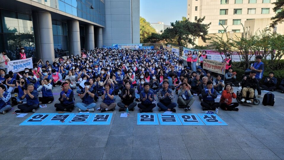 지난달 3일 공공운수노조가 울산대학교병원 앞에서 ‘공공운수노조 영남권 집중결의대회’를 하는 모습. 울산대병원 노조 제공