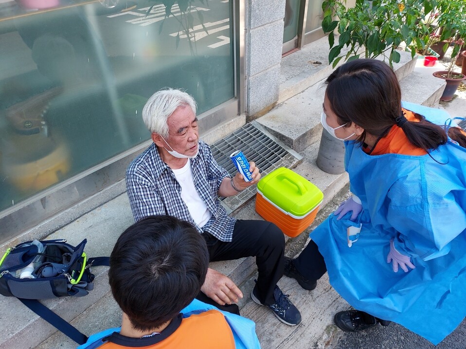 서울소방재난본부가 온열질환자에 대한 응급 처치를 하는 모습. 서울시 제공