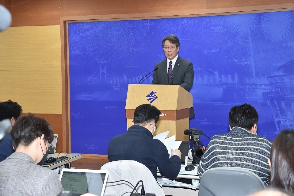 지난달 24일 변성완 부산시장 권한대행이 오거돈 전 부산시장의 성추행 피해자 2차 피해 방지대책 등을 발표하고 있다. 부산시 제공