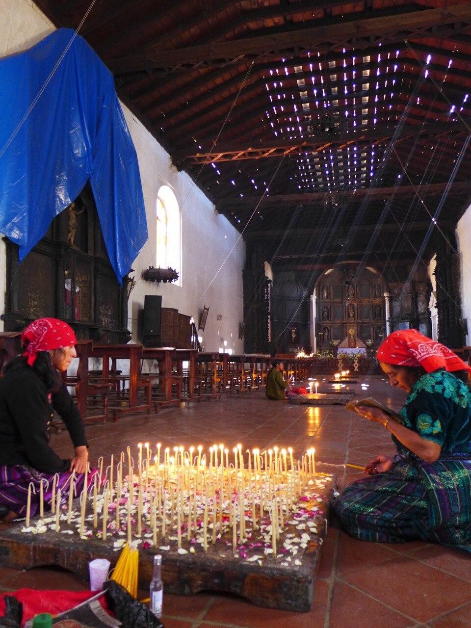 과테말라 파나하첼 인근 치치카스테낭고(Chichicastenango)의 산토 토마스 성당(Iglesia de Santo Tomás)에서 여성들이 간절히 기도 드리고 있다. 서필훈 제공