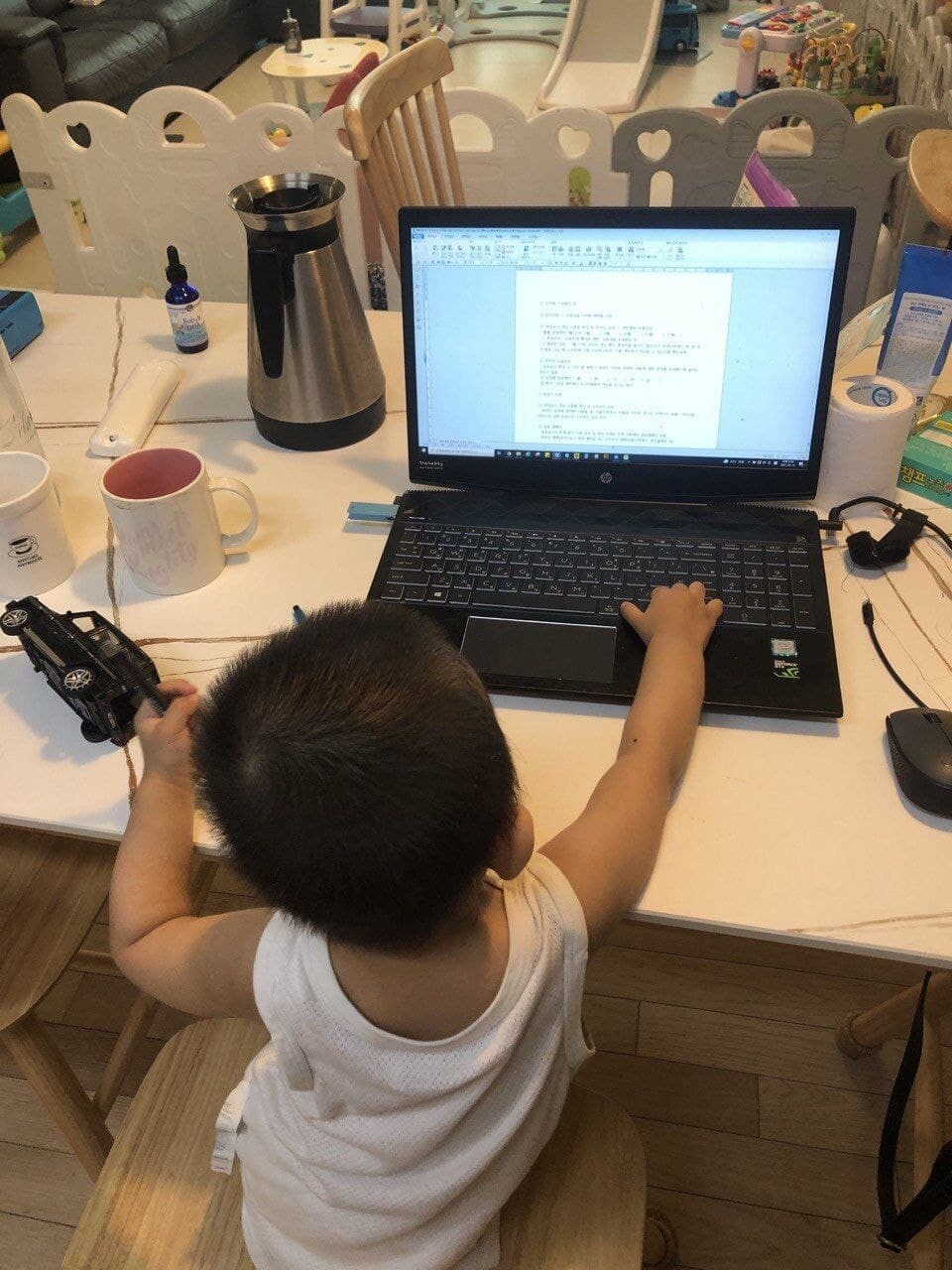 재택근무 중 계속 노트북에 관심가지는 아이
