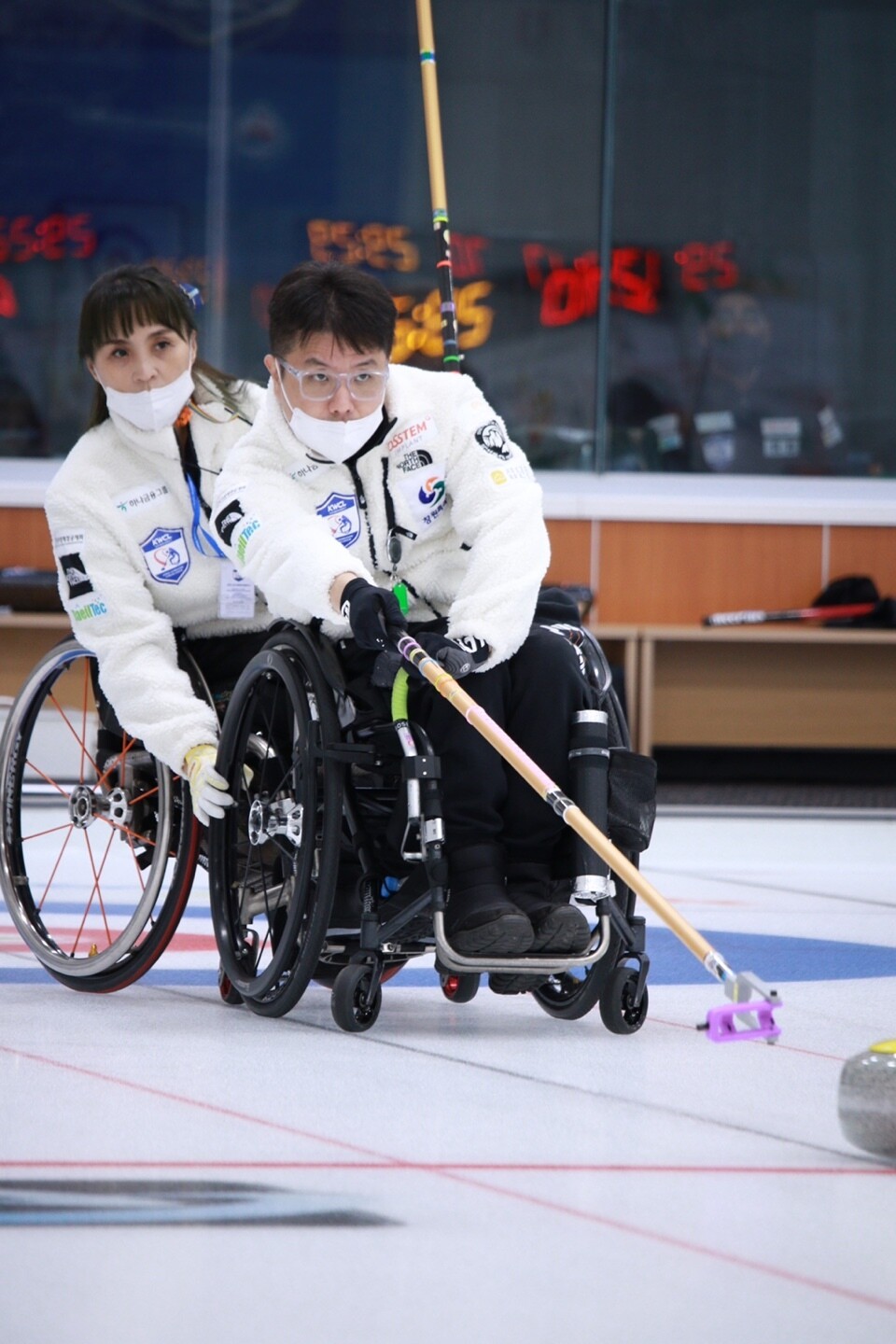 창원시청 휠체어컬링 팀의 이재학이 9월30일 경북 의성 의성컬링센터에서 열린 2022 코리아휠체어컬링리그에서 신중하게 스톤을 던지고 있다. 대한장애인컬링협회 제공