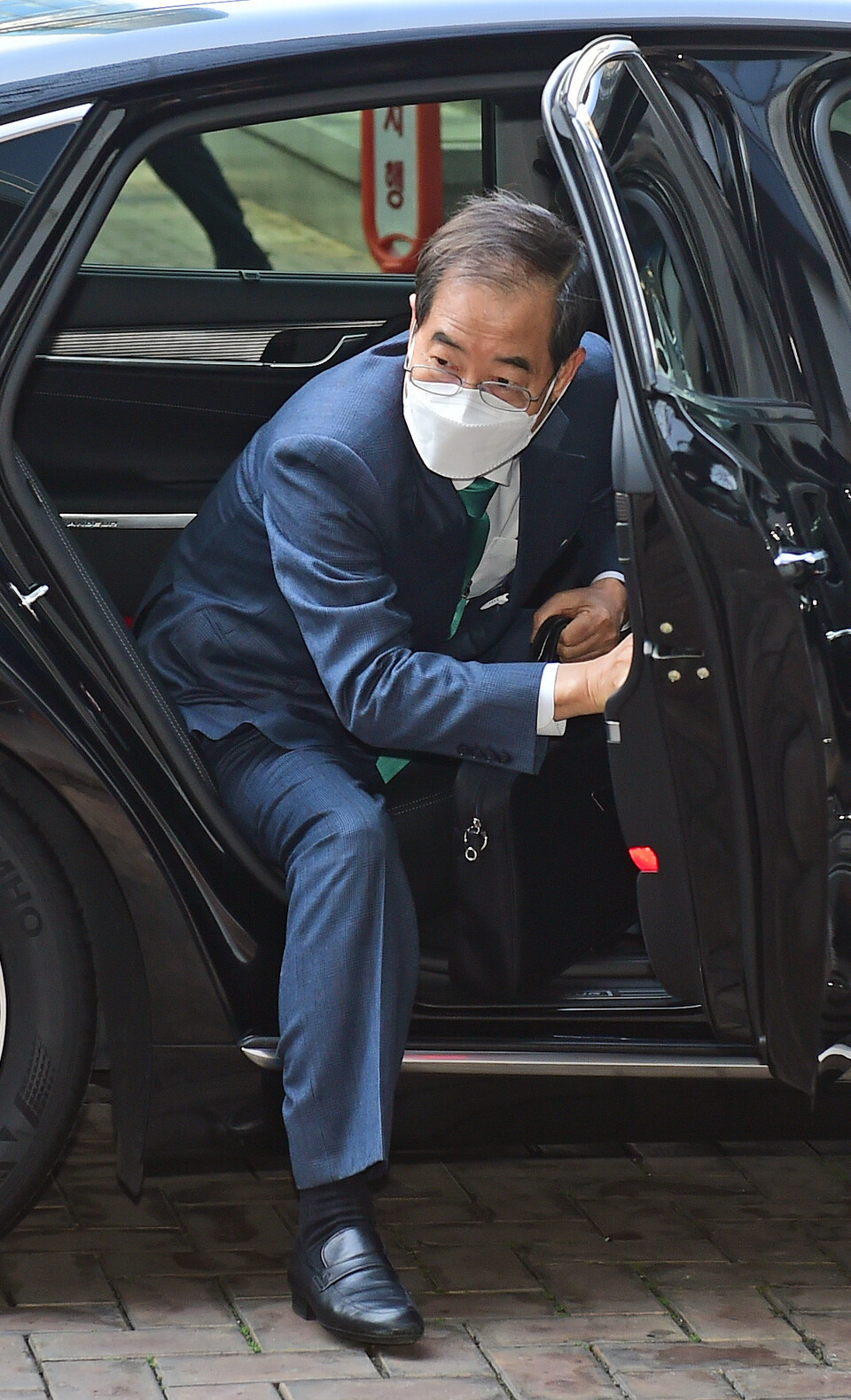 한덕수 국무총리 후보자가 4일 서울 종로구 한국생산성본부 건물에 마련된 청문회 준비단 사무실로 첫 출근을 하고 있다. 공동취재사진