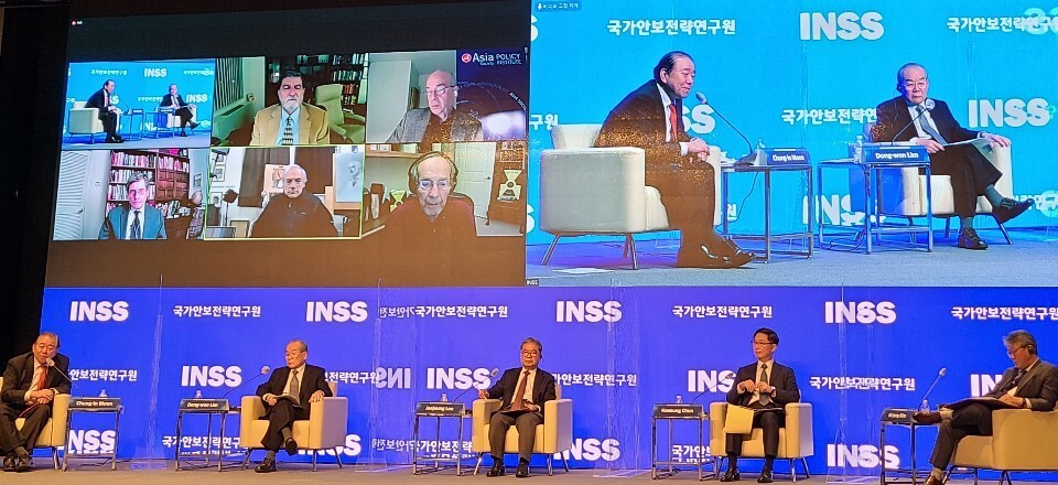 국가안보전략연구원과 스탠포드대 국제안보협력센터(CISAC)가 공동 주최한 '북한 이해-협상과 관여' 화상 회의에서 임동원 전 통일부 장관(사진 위쪽 맨왼쪽)과 문정인 대통령 통일외교안보특보(사진 위쪽 왼쪽에서 둘째) 등이 토론하고 있다. 이제훈 기자