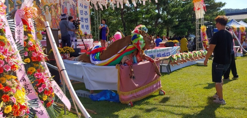 지난 9일 충북 충주시 중앙탑공원에서 한국불교 일광조계종이 주최한 행사에서 가죽이 벗겨진 소 사체가 제물로 쓰였다. 주최쪽은 사체를 본 시민들의 잔혹하다는 반응이 이어지자 사체에 가죽을 덮은 뒤 행사를 진행했다. 소 사체 뒤로 제물로 쓰인 돼지 사체도 보인다.