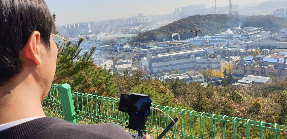 지난 8일 경기 안산 반월산업단지 옆 스마트허브전망대에서 수도권대기환경청 미세먼지감시팀 팀원이 측정용 드론을 조종하고 있다.