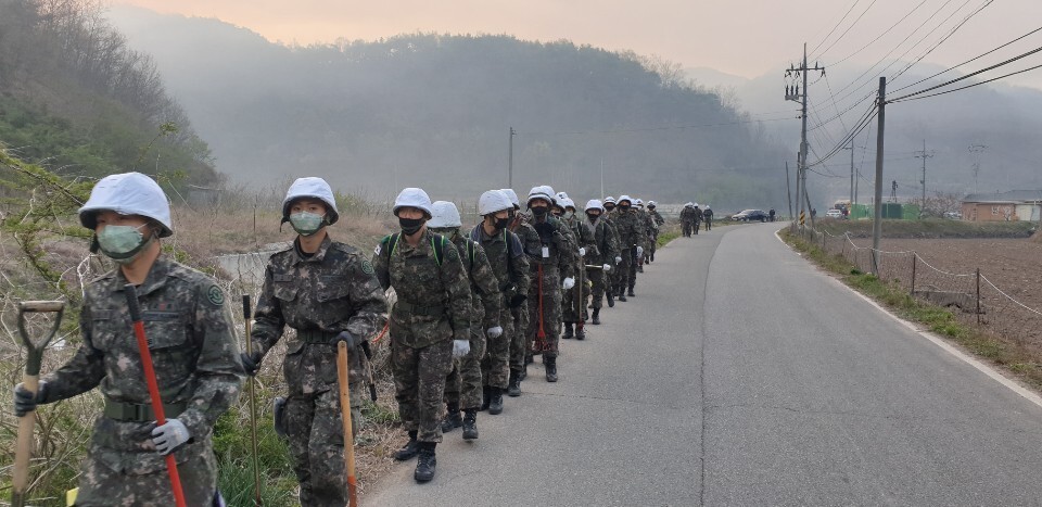 제2작전사 군인들이 안동 산불을 끄기 위해 현장으로 투입되고 있다. 제2작전사 제공