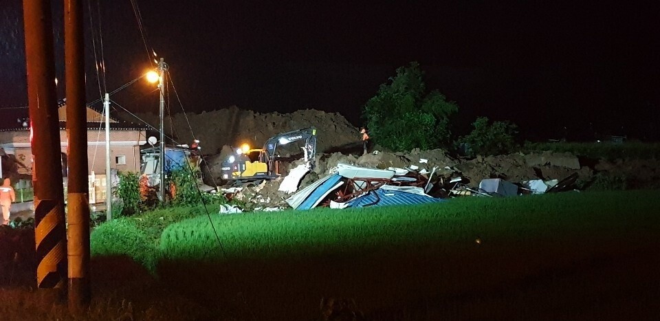 7일 오후 전남 곡성군 오산면 성덕마을 야산에서 산사태가 발생해 구조작업이 진행되고 있다. 이 사고로 3명이 숨지고 3명이 매몰됐다. 연합뉴스