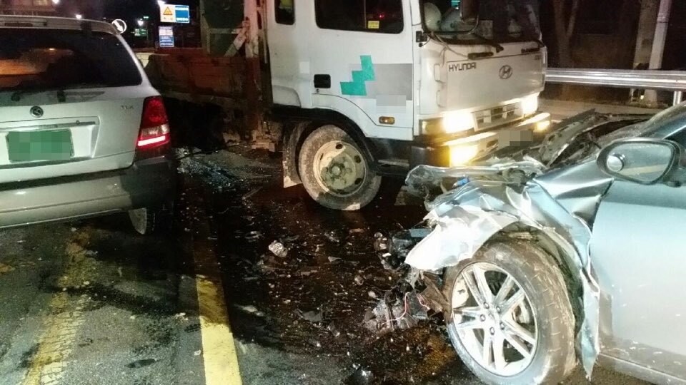 경기도 광주시 남한산성 부근 도로에서 접촉사고 처리를 위해 차량에서 내린 운전자 2명이 사고 현장 부근을 달리던 다른 차량에 치여 목숨을 잃었다. 광주소방서 제공