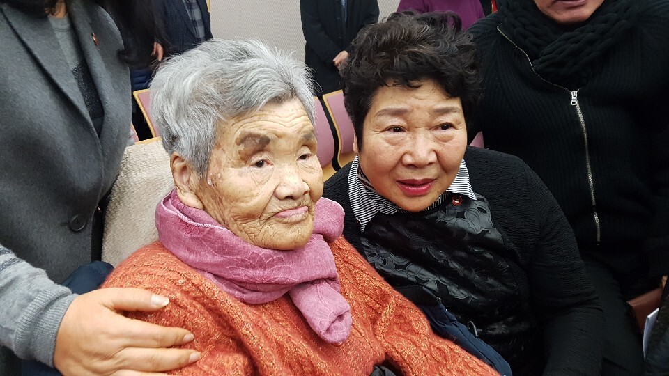 20일 여순사건 민간인 희생자 장환봉씨의 재심 선고에 출석한 유족들 중 부인 진점순(97), 딸 장경자(75)씨