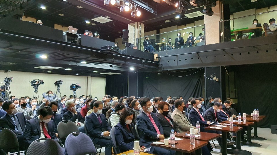 6일 오후 서울 마포구 제일라아트홀에서 ‘여성·청년이 바꾸는 서울의 미래-국민의힘 서울 시민후보 찾기 공청회’에는 여성과 청년층 참석자보다는 비교적 연령이 높은 기존 당원들이 참여했다.