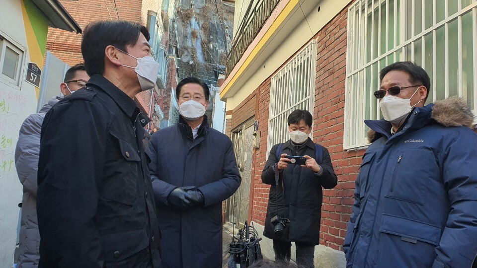 안철수 국민의당 대표가 1일 서울 종로구 창신동 일대를 찾아 ‘서울시민 주거안정을 위한 현장 점검’에 나섰다. 오연서 기자