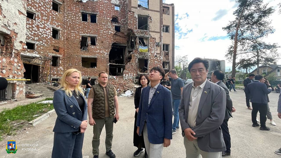 이준석 국민의힘 대표(왼쪽 넷째)와 소속 의원들로 꾸려진 대표단이 5일(현지시각) 우크라이나 수도 키이우를 방문했다. 올렉시 쿨레바 키이우 주지사는 이날 페이스북에 “오늘 한국의 여당인 국민의힘 이준석 대표가 이끄는 국회 대표단이 키이우를 공식 방문했다”며 대표단의 사진을 올렸다. 쿨레바 주지사 페이스북 갈무리. 연합뉴스.