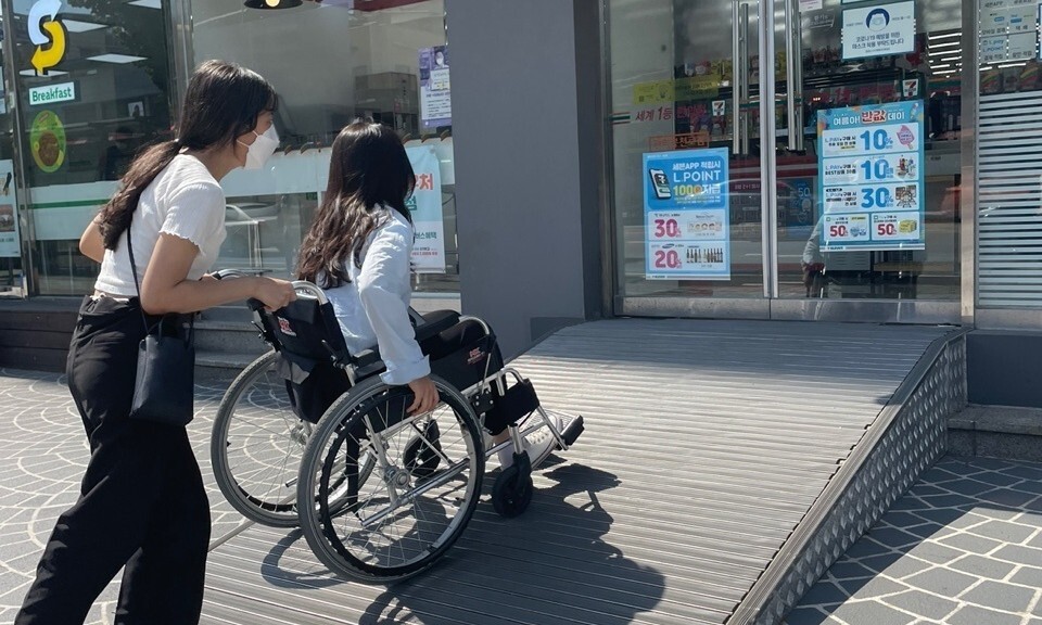 ‘서울대 배리어프리(barrier-free) 보장을 위한 공동행동’(서배공) 배리어프리맵 팀원들이 지난해 8월 휠체어를 이용해 서울시 봉천구 인근 가게들의 편의시설 유무를 조사하고 있다. 서배공 제공
