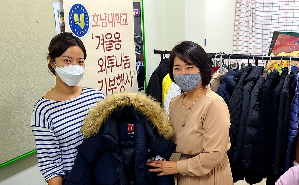 16일 진경미 호남대 사랑나눔센터장(오른쪽)이 외국인노동자에게 전달하기 위해 기부받은 겨울옷을 살펴보고 있다. 호남대 제공