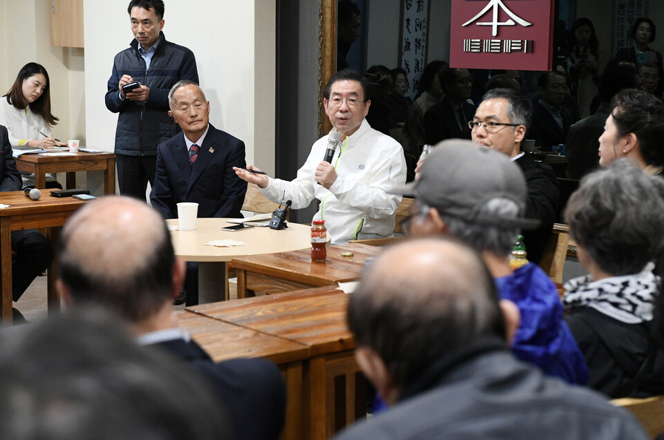 박원순 서울시장이 서울 종로구 사직동 광화문광장 인근 아파트 북카페에서 주민들을 만나 새로운 광화문광장 조성사업에 대한 의견을 말하고 있다. 서울시 제공.