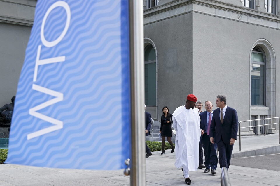 호베르투 아제베두 세계무역기구(WTO) 사무총장(오른쪽)과 나이지리아의 신생 벤처기업 ‘레드’ 아데볼라 윌리엄스 최고경영자(왼쪽)가 2019년 10월8일 스위스 제네바 WTO 본부에서 열린 회의에 참여하기 위해 걸어가고 있다. EPA 연합뉴스