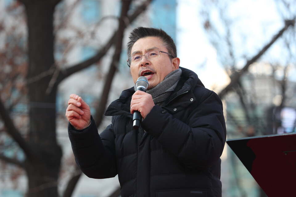 황교안 자유한국당 대표가 14일 오후 서울 종로구 세종문회화관 앞에서 열린 대규모 장외집회 ‘문재인 정권 국정농단 3대 게이트 규탄대회’에서 연설하고 있다. 강창광 선임기자