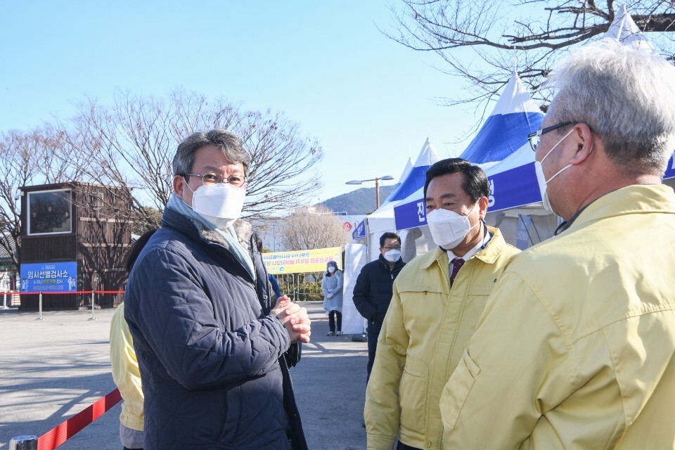 1일 변성완 부산시장 권한대행이 부산 중구 용두산공원 안 임시선별진료소를 점검한 뒤 관계자들을 격려하고 있다. 부산시 제공