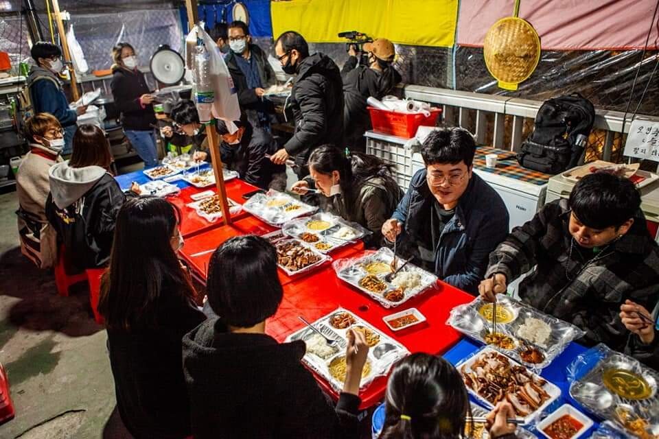 2020년 노량진수산시장 상인들의 농성장 안에서 이종건 사무국장(가운데 안경을 쓴 이)과 활동가 등이 식사를 하고 있다. 사진 박김형준, 롤러코스터 제공