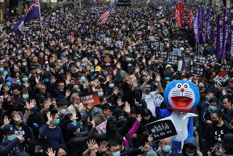 홍콩시민들이 새해를 맞이하는 2020년 1월1일에 민주화를 요구하며 시위를 벌이고 있다. 연합뉴스