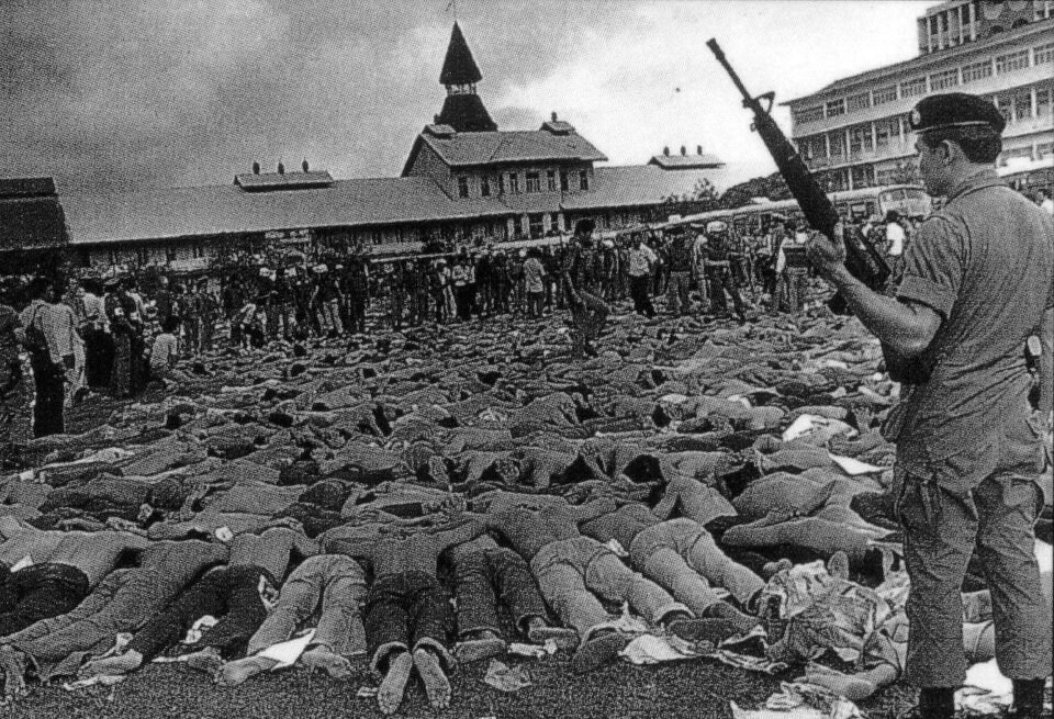 1976년 탐마삿 학살 때 군인들이 시위 학생들을 붙잡아 교내 잔디밭에 엎드리게 한 채 감시하고 있다. 현시내 제공