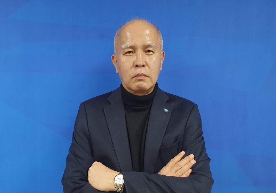 이용우 전 카카오뱅크 공동대표는 더불어민주당에 영입되면서 퇴사를 했다. 동시에 올해 말이면 받을 수 있는 카카오뱅크의 52만주 스톡옵션(액면가 26억원)을 포기해야 했다. 김병철 코인데스크코리아 기자