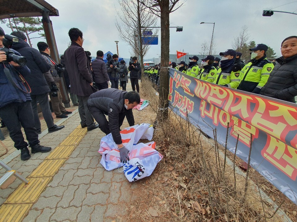 우한 교민 진천 수용 반대 주민대책위원회가 31일 수용 반대 펼침막을 제거하고 있다.오윤주 기자