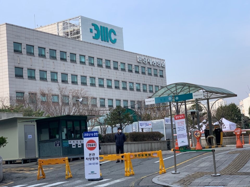 간호사와 환자 등 14명이 코로나19 확진 판정을 받아 사실상 폐쇄된 경기도 성남시 분당제생병원 전경. 김기성 기자
