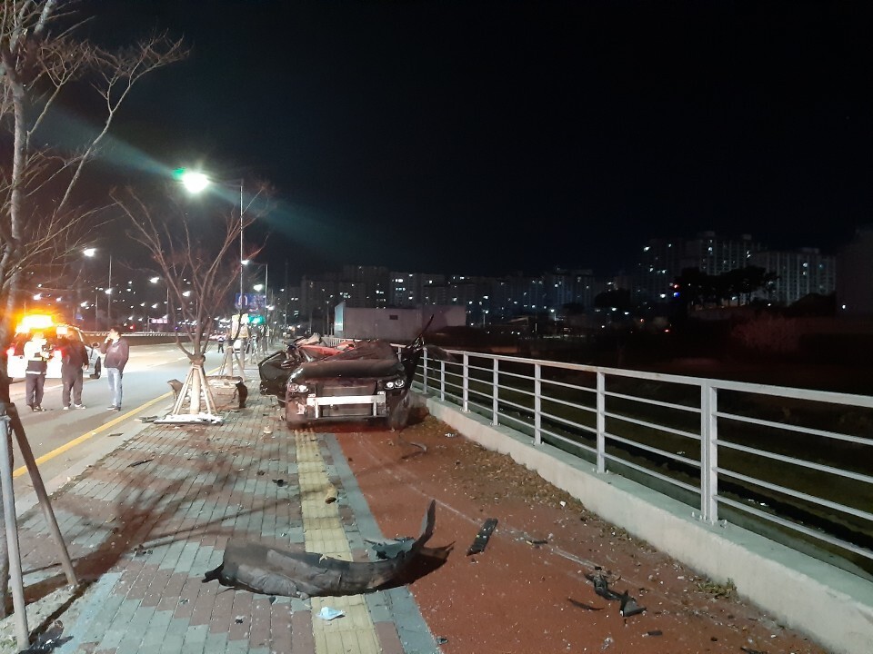 12일 새벽 1시께 광주광역시 북구 연제지하차도 옆길에서 그랜저 차량이 가로수를 들이받아 반파됐다. 이 사고로 3명이 숨지고 2명이 중상을 입어 치료 중이다.