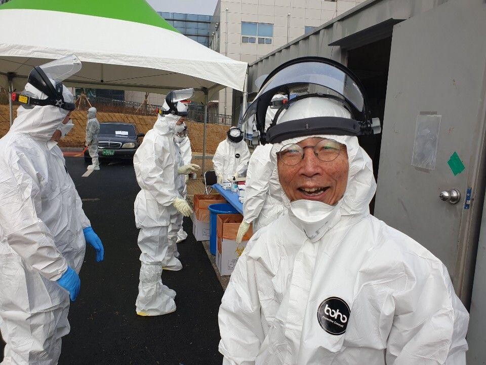 지난 8일 대구 달서구에 있는 선별진료소에서 의료 봉사에 참여한 백도명 서울대학교 보건대학원 교수(오른쪽). 김동은 계명대학교 동산병원 이비인후과 교수 제공.