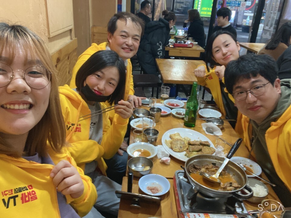 지난 11일 알바노조 조합원들이 서울 종로구의 한 식당에서 ‘소상공인 살리기 프로젝트: 과식투쟁’을 벌이고 있다. 알바노조 제공